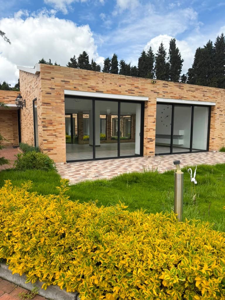 Casa en cota, Cota